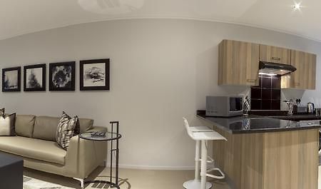 Апартаменты C.A.G - Upper East Side Сэндтон Номер фото