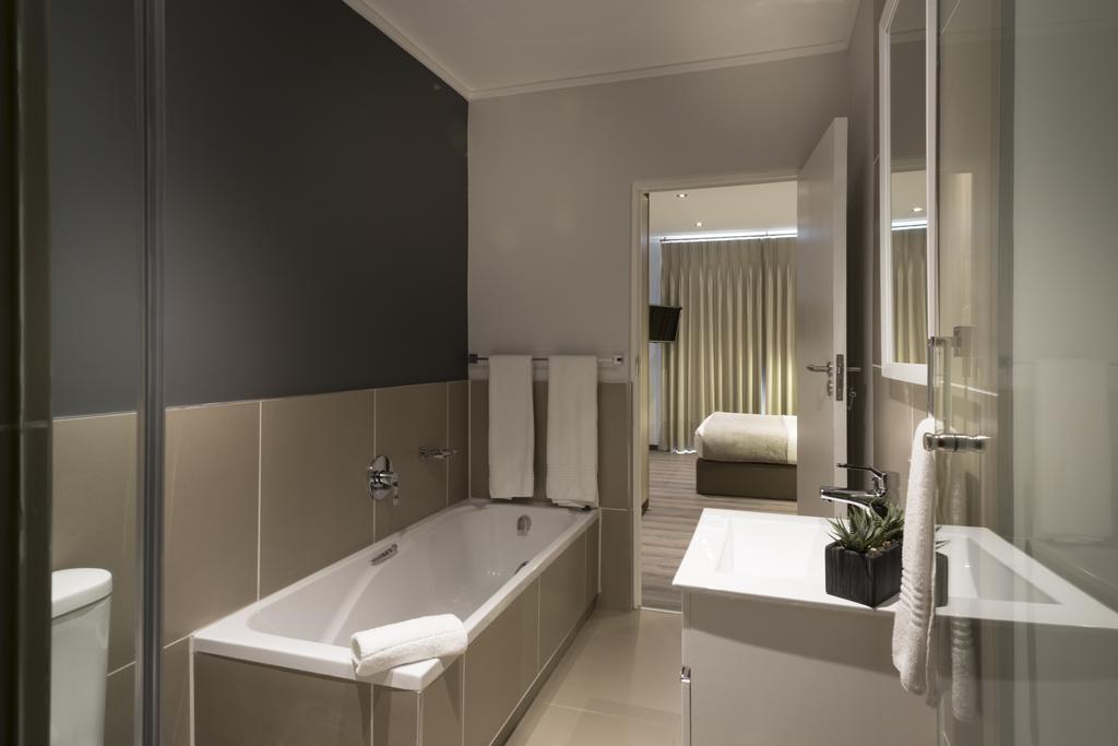 Апартаменты C.A.G - Upper East Side Сэндтон Номер фото