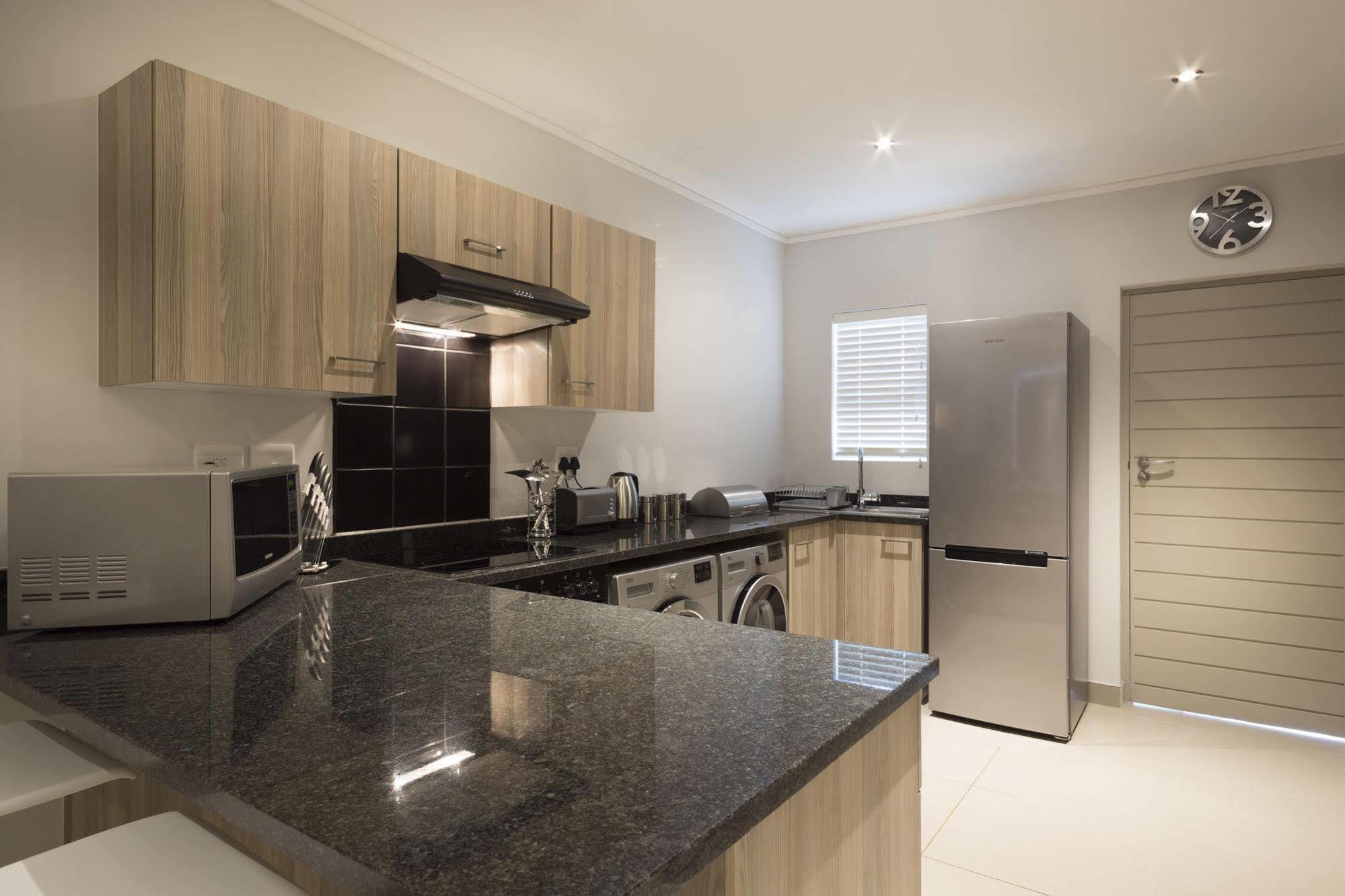 Апартаменты C.A.G - Upper East Side Сэндтон Экстерьер фото